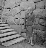 Lindens damkonfektion (Beckman) Lillemor Egnell i 2 kappor, 2 dräkter