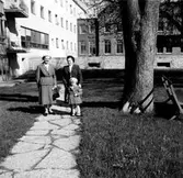 På baksidan av lasarettet. Namn saknas.