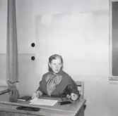 Fröken Hendrix, adjunkt i kristendom på flickläroverket, 1950-tal