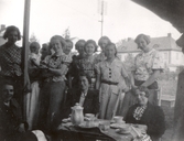 Elever från flickläroverket på kaffekalas, 1940-tal