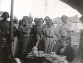 Elever från flickläroverket på kaffekalas, 1940-tal