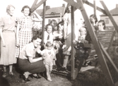 Elever i gunga vid flickläroverket, 1940-tal