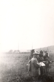 Elever från flickläroverket på exkursion , 1940-TAL