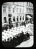 Gymnastiktrupp marscherar genom stan, 1923