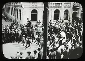 Gymnastiktrupp marscherar längst Drottninggatan, 1923