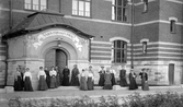 Lärarinnor utanför Risbergska skolan, 1904-1905