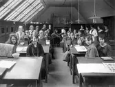 Skolklass under teckningslektion på Risbergska skolan, 1930-tal