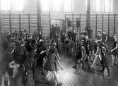 Klass 4a och 4b har gymnastikundervisning på Risberska skolan, 1920-tal