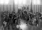 Klass 4a och 4b har gymnastikundervisning på Risberska skolan, 1920-tal