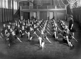 Klass 4a och 4b har gymnastikundervisning på Risbergska skolan, 1920-tal