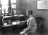 Jenny Wallerstedt vid arbetsbordet på Elementarskolan för flickor, 1920-tal
