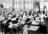 Klass 5 har syslöjdslektion på Elementarskolan för flickor, 1915