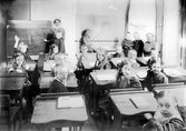 Klass 2 har lektion på Elementarskolan för flickor, 1915