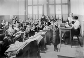 Klass 4b har lektion i syslöjd, ca 1915