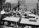 Klass 8b på Risbergska skolan har lektion i franska, 1912