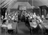 Undervisning för klass 3b i ritsalen, ca 1900