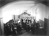 Elever i korridoren på Elementarskolan för flickor, ca 1905