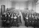 Elever i samlingssalen på Elementarskolan för flickor, ca 1905