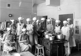 Skolklass i skolköket, 1932