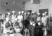 Skolklass i skolköket, 1932