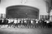 Gymnastiklektion för Risbergska skolans elever i Karolinska skolans gymnastiksal, 1920-tal