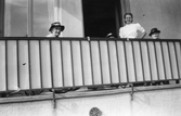 Personal och boende på vårdhemmet på balkongen, 1930-tal