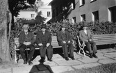 Män på parkbänkar vid Vårdhemmet, 1930-tal