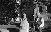 Två vänner på vårdhemmet, 1930-tal