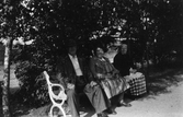 I vårdhemmets park, 1930-tal