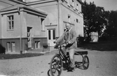 Man på tre-hjuling vid vårdhemmet, 1930-tal