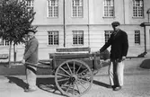 Män med kärra vid vårdhemmet, 1930-tal