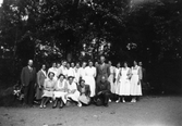 Vårdpersonal på utflykt till Vasakyrkans sommarhem, 1930-tal