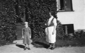 Kvinna och barn utanför Längbrohemmet, 1930-tal