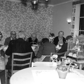 Samling omkring matbordet på Almbyhemmet, 1956-1957