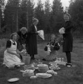 Georg Hedbergs fru Anna-Lisa (längst th), Edit Jonsson, Alma Hamberg m.fl. diskar efter begravning av Maria Karlstedt