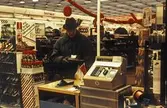 Man vid kassan på Domus, 1984