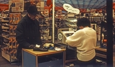 Kund köper skor på Domus, 1984