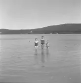 Lesjön. Ulla-Marie Hedberg med kusinerna Barbro och Bertil Jonsson