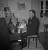 Gustav Boman med sonen Nils. Kyrkdal