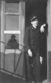 Uno Bergqvist vid Kilsmo järnvägsstation, 1950-tal