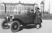 Bil framför Olaus Petriskolan, 1920-tal