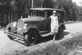 Kvinna vid bil, 1920-tal