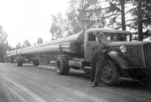 John Jarls  timmerbil lastad med kraftledningsstolpar, ca 1944