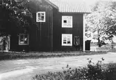 Ekers fattighus norr om skolhuset, före 1951
