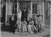 Grupp framför huset Siesta, ca 1900