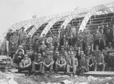 Byggnadsarbetare framför byggnationen av idrottshuset, 1945