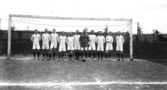 Vitklädda fotbollsspelare, 1910