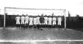 Vitklädda fotbollsspelare, 1910