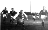 Fotbollsspelare jagar boll, 1930-tal