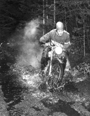 Man på motorcykel i novemberkåsan, 1950